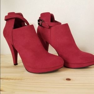 NEW NEVER WORN size 8 heeled booties